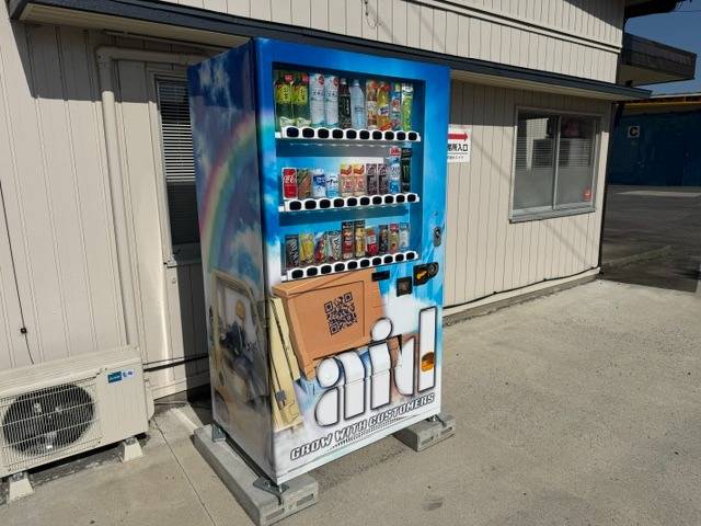 オリジナルデザインのラッピング自販機を導入しました！