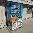 オリジナルデザインのラッピング自販機を導入しました！